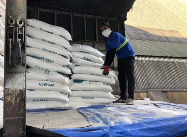 Cung cấp nhân lực công nhân bốc xếp thức ăn chăn nuôi.